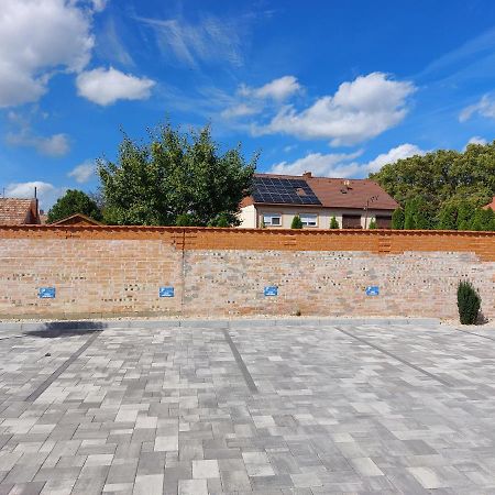 Linden Apartman 104 - Adults Only Mosonmagyaróvár Exteriör bild