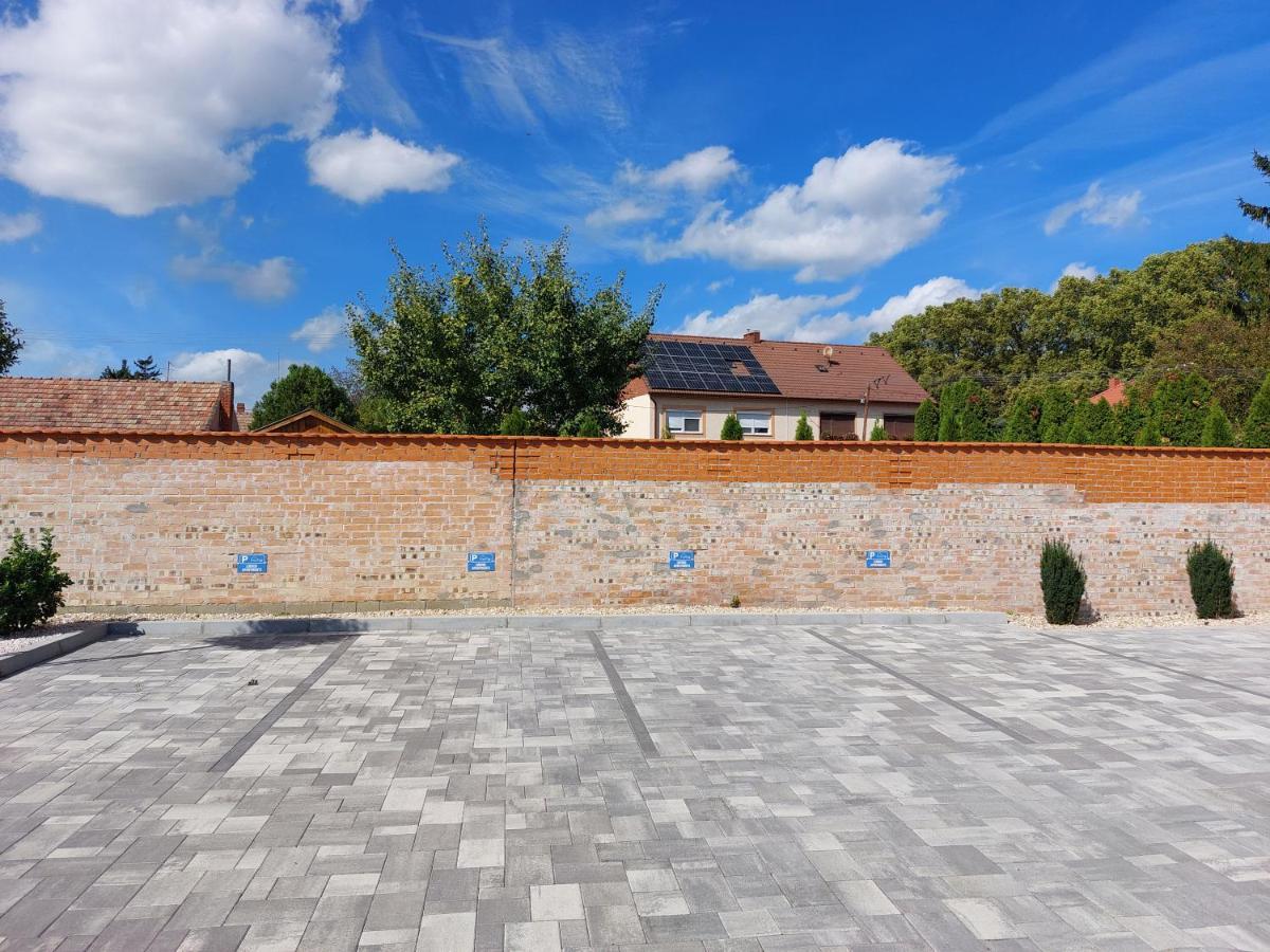 Linden Apartman 104 - Adults Only Mosonmagyaróvár Exteriör bild